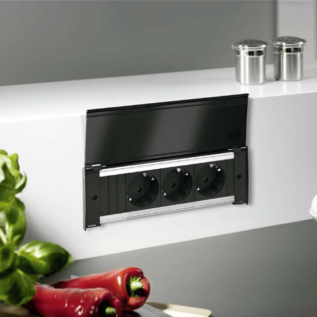 REGLETA KAPSA 3T (3TT SCHUKO)  C/CABLE DE 2M. + CLAVIJA DE MONTAJE.