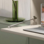 PISTÓN KRABY DESK DESCENDENTE QUE CREA UN ESCRITORIO. GRIS METALIZADO. PARA PUERTA DE ARMARIO DESCENDENTE