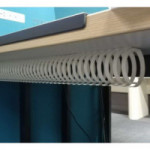 PASACABLE DE BARRA ADHESIVO. PLÁSTICO ABS. BLANCO. SISTEMA ADHESIVO. PARA MESAS DE ESCRITORIO. LONGITUD 55 CM