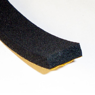 PERFIL ESPONJOSO ADHESIVO. NEOPRENO. NEGRO. ROLLO. SECCIÓN RECTANGULAR ACHATADA. LONGITUD 20 METROS