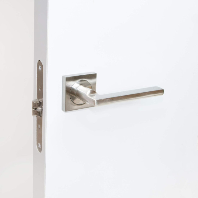 MANILLA CON ROSETA CUADRADA 50X50. DE ALUMINIO. MODELO RENTAL. ACABADO NIQUEL SATINADO