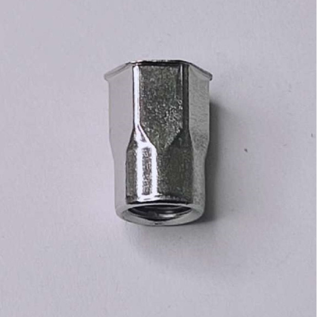 TUERCA REMACHABLE SEMI-HEX. ROSCA M6. ACERO. ZINCADO. SIN ALA. RANGO DE AGARRE 0,5-3MM