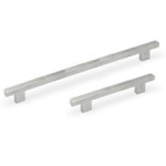 TIRADOR DE BARRA RECTA. ACERO INOXIDABLE. SECCIÓN RECTANGULAR ALARGADA. 288-736MM. DOS PATAS CENTRADAS