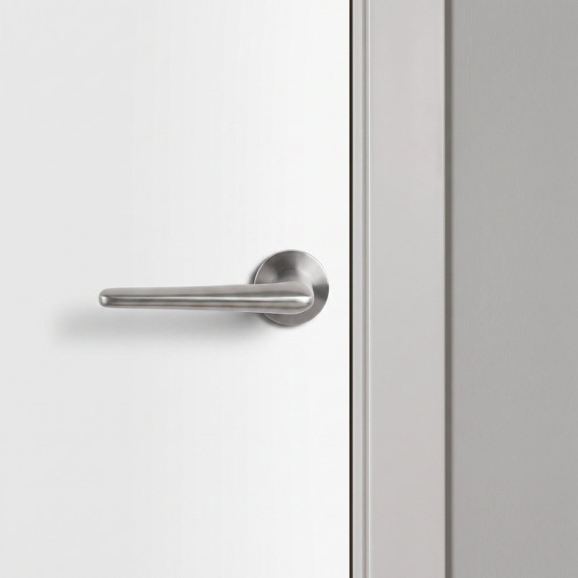 MANILLA DE PUERTA RF05N. ACERO INOXIDABLE AISI 304. NÍQUEL SATINADO. ROSETA CIRCULAR. FIJACIÓN OCULTA. CUADRADILLO 8 X 8