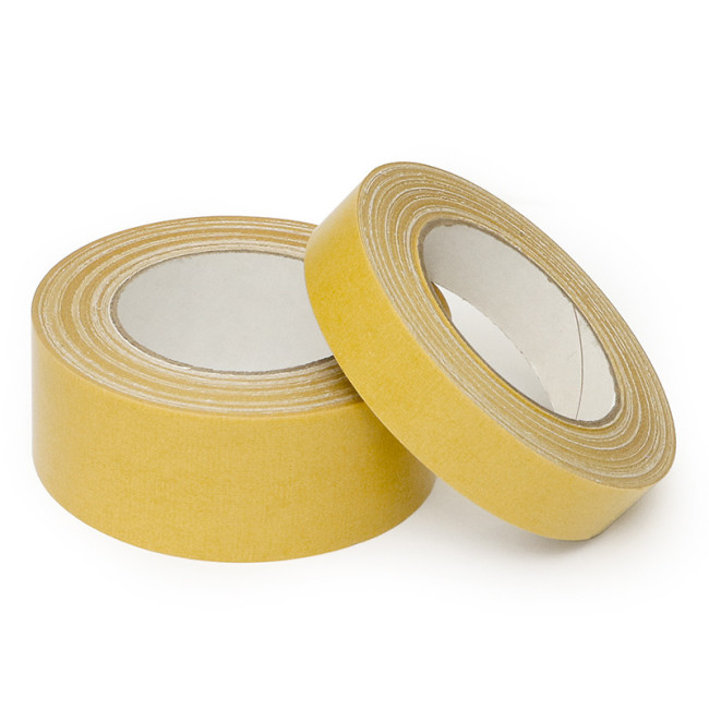 CINTA ADHESIVA DOBLE CARA. TEJIDO DE ALGODÓN. PAPEL BISILICONADO. PARA MOQUETAS. APLICACIONES DE MONTAJE. ANCHO 25MM - A