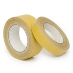CINTA ADHESIVA DOBLE CARA. TEJIDO DE ALGODÓN. PAPEL BISILICONADO. PARA MOQUETAS. APLICACIONES DE MONTAJE. ANCHO 25MM - A