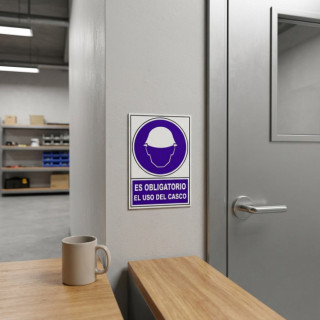SEÑAL 600 ADHESIVA 105X74 ES OBLIGATORIO EL USO DEL CASCO 2
