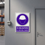 SEÑAL 600 PLAST.295X210 ''OBLI.USO CASCO'' ES OBLIGATORIO EL USO DEL CASCO