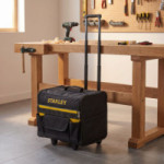 BOLSA PORTAHERRAMIENTAS CON . TEJIDO 600X600 DENIER. ASA TELESCÓPICA METÁLICA. CAPACIDAD 25L. CAPACIDAD DE CARGA 15KG. A