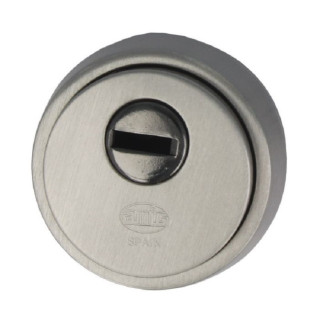 ESCUDO CERRADO E700 65x14mm CROMO MATE